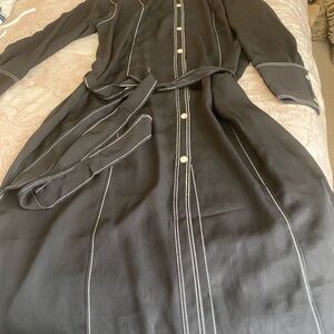 Black white longer sized dress. Black and white. Polyester.